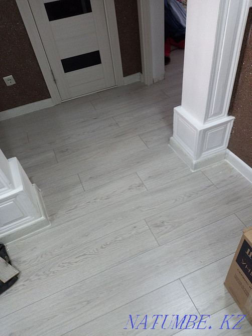 Укладка ЛАМИНАТА, установка дверей врезка ручек и замков, плинтуса и Атырау - изображение 3