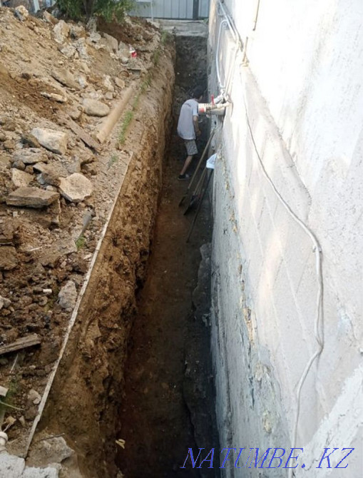 Сантехник тәулік бойы шұңқыр қазып жатыр, асфальт астынан канализация тесілген.  Ақтөбе  - изображение 6