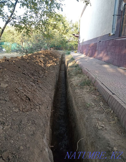 Сантехник тәулік бойы шұңқыр қазып жатыр, асфальт астынан канализация тесілген.  Ақтөбе  - изображение 4