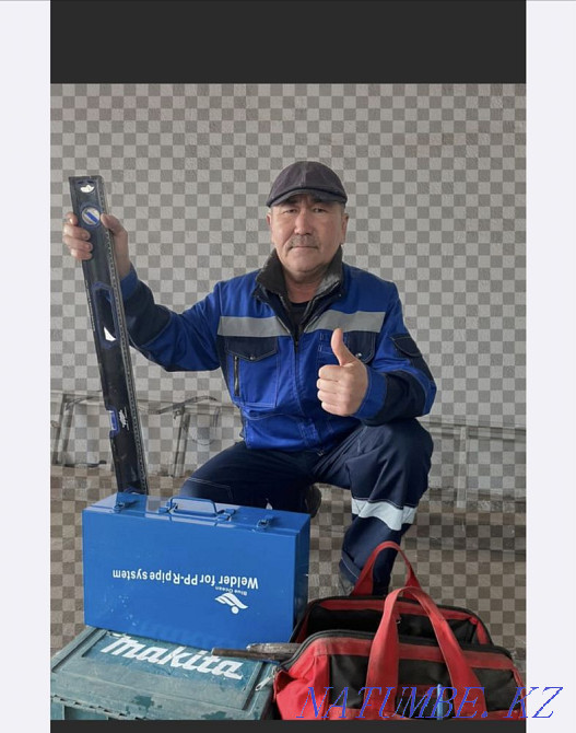 Сантехник тәулік бойы шұңқыр қазып жатыр, асфальт астынан канализация тесілген.  Ақтөбе  - изображение 1