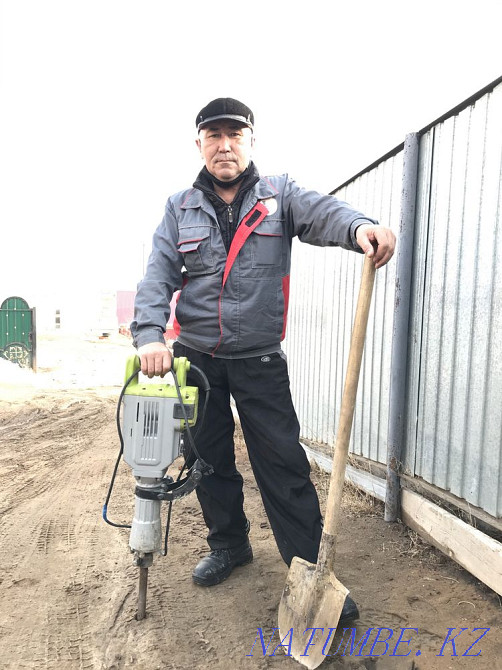 Сантехник тәулік бойы шұңқыр қазып жатыр, асфальт астынан канализация тесілген.  Ақтөбе  - изображение 2