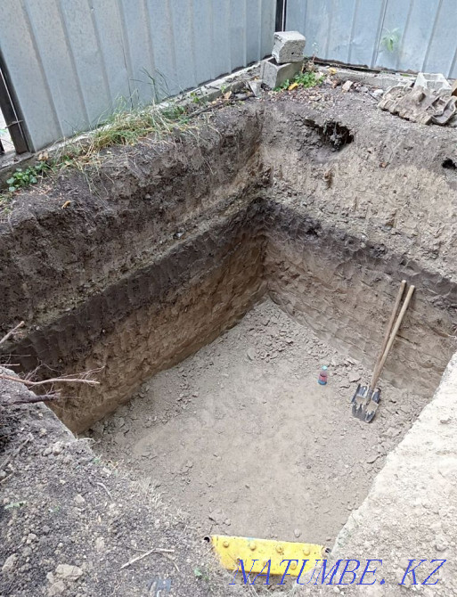 Сантехник тәулік бойы шұңқыр қазып жатыр, асфальт астынан канализация тесілген.  Ақтөбе  - изображение 5