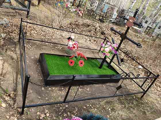 Оградки, кресты, надгробия, скамейки, столы на кладбище Petropavlovsk