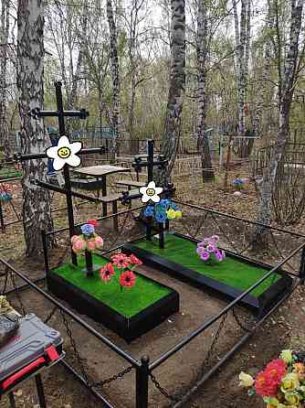 Оградки, кресты, надгробия, скамейки, столы на кладбище Petropavlovsk