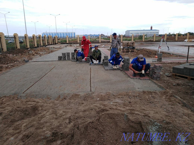 Laying paving stones, slabs installation curbs curbs qualitatively Oral - photo 4