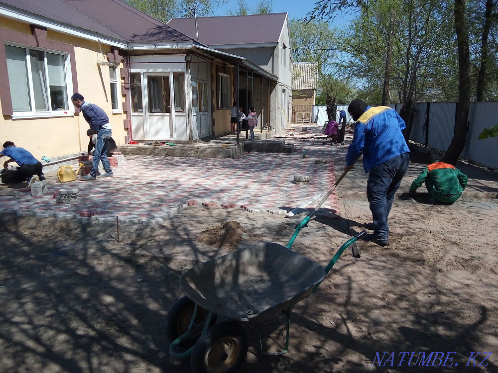 Laying paving stones, slabs installation curbs curbs qualitatively Oral - photo 5