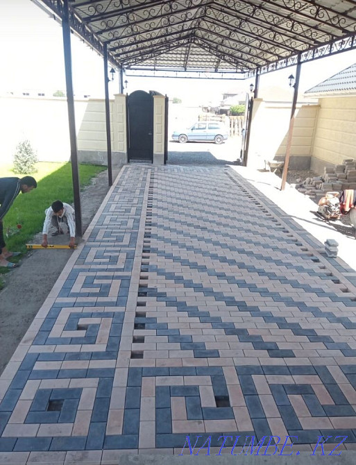 Paving stone laying with and without material  - photo 1