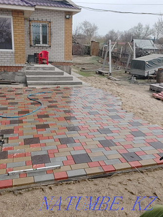 Laying pavers curbs screed Semey - photo 2