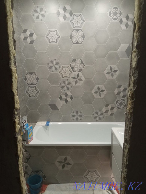 Ванна дәретханасы, ас үй алжапқышы плиткаларын төсеу.  Павлодар  - изображение 2