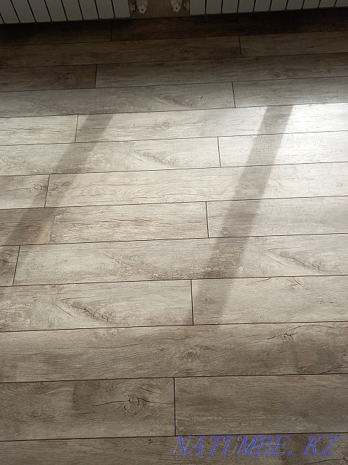 Укладка ламината, настиль ленолиума, плинтуса, установка дверей, Атырау - изображение 8