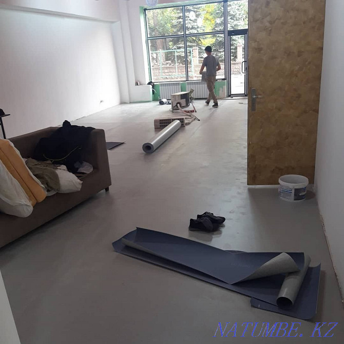 Laying linoleum flooring carpet laminate carpenter plinth Almaty - photo 2