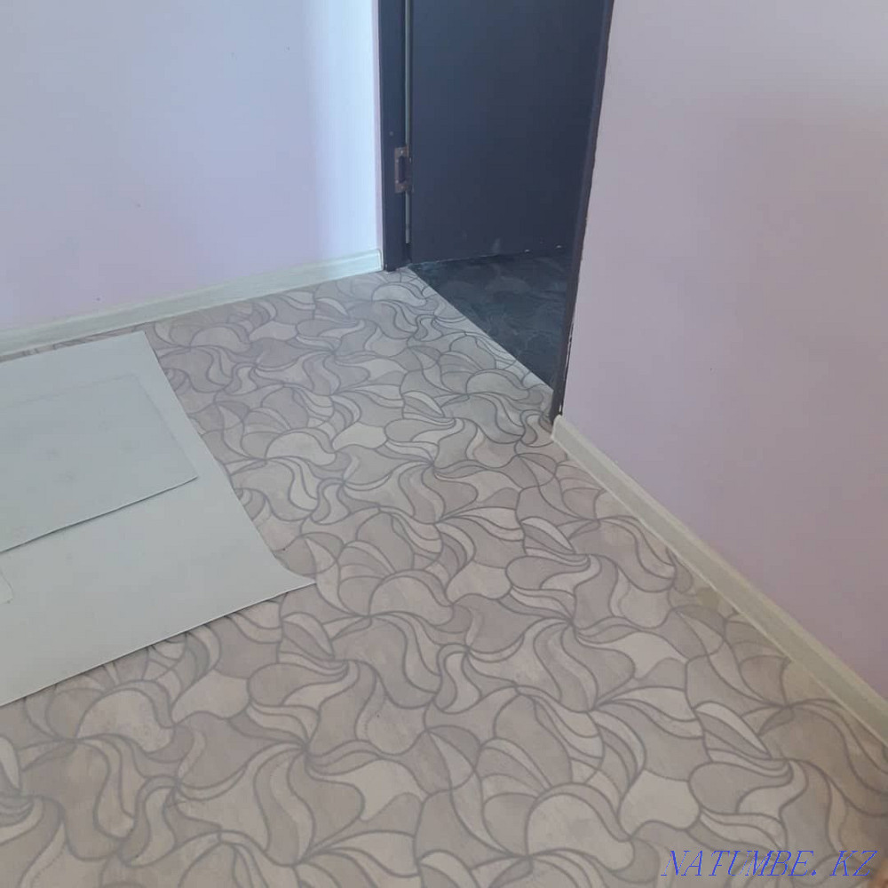 Укладка постилька линолеума ковролина ламината плотник плинтус Алматы - изображение 7