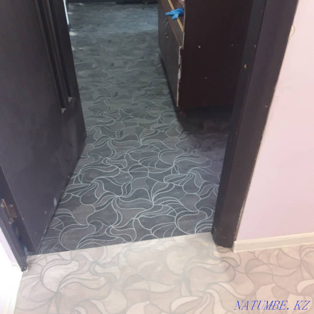 Укладка постилька линолеума ковролина ламината плотник плинтус Алматы - изображение 5