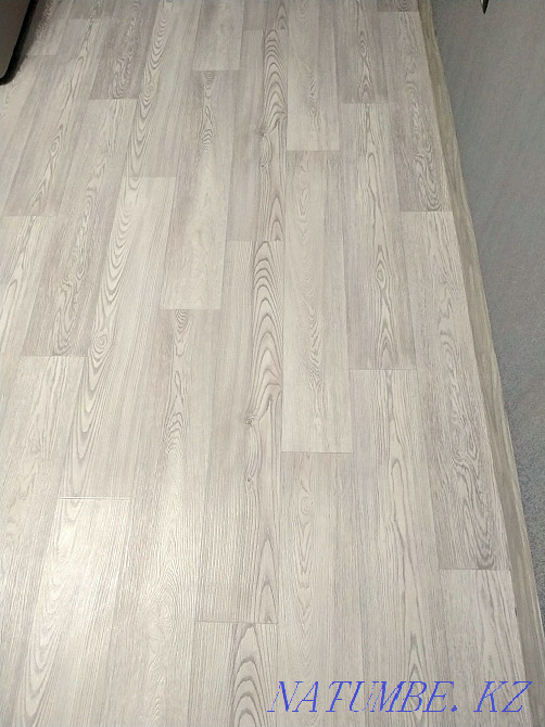 Настил линолеума, монтаж/демонтаж плинтусов. Установка входных дверей. Усть-Каменогорск - изображение 1