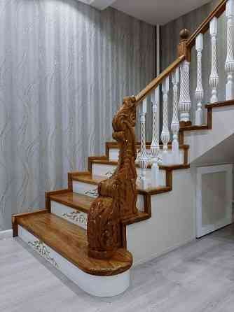 Установка лестницы на заказ из ценных пород древесины,каркас из метала Каскелен