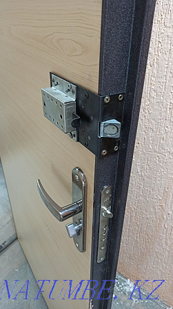 Locksmith repairing door closer replacement door opening handle repair Petropavlovsk - photo 4