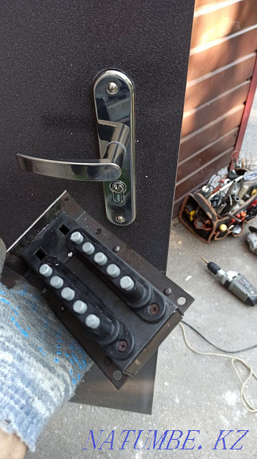 Locksmith repairing door closer replacement door opening handle repair Petropavlovsk - photo 1