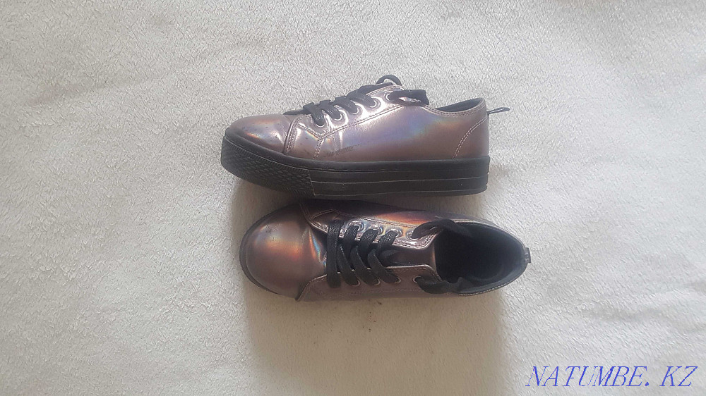 Продам лакированные кеды на высокой подошве Уральск - изображение 2