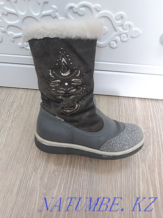 Children's winter boots for a girl  - photo 1