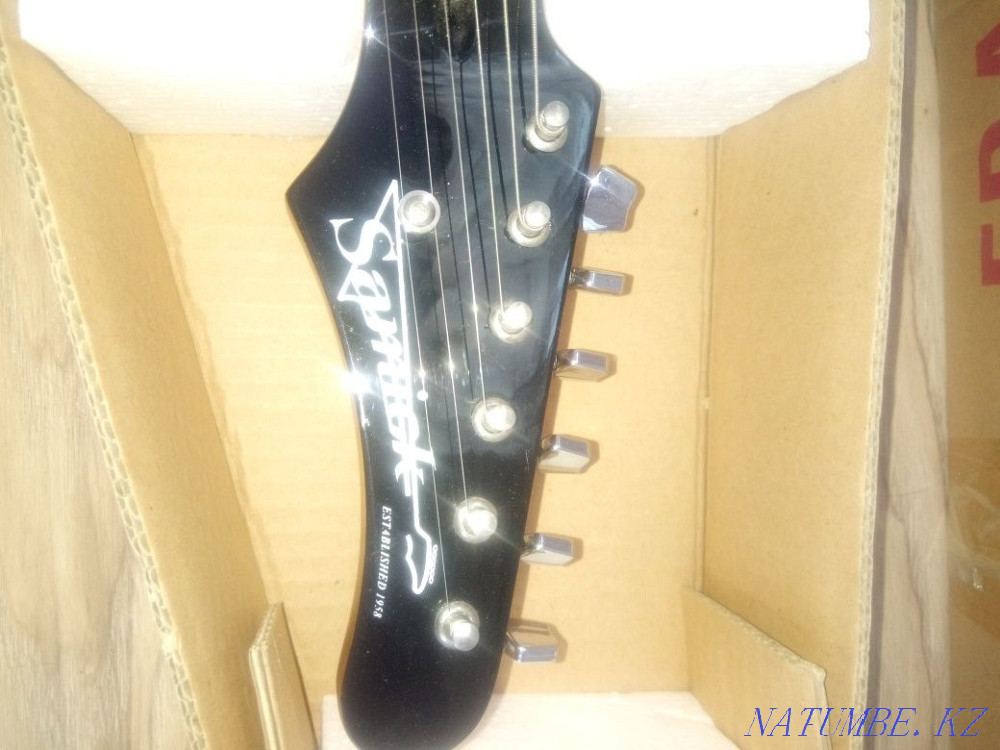 Продам электронную гитару Симекс. Новая, черного цвета, в упаковке. Шымкент - изображение 2