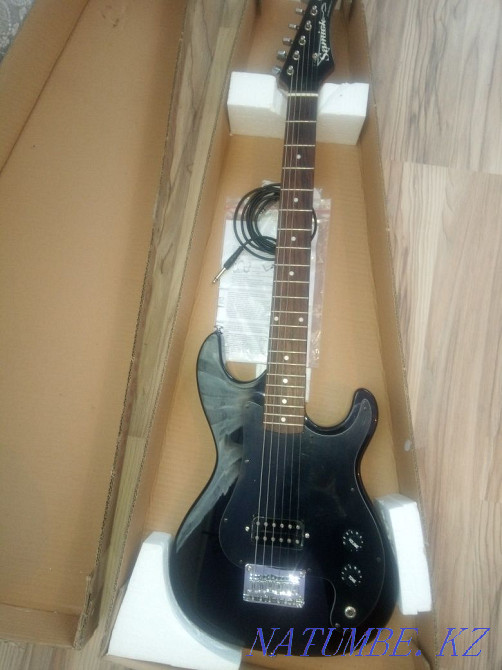 Продам электронную гитару Симекс. Новая, черного цвета, в упаковке. Шымкент - изображение 1