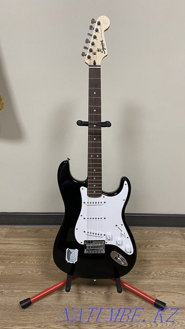 Электрогитара Squier Bullet Stratocaster HT Laurel Fingerboard Black Астана - изображение 1