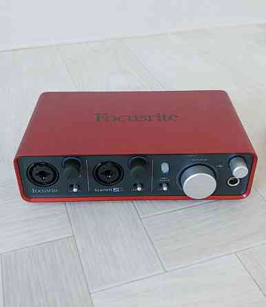 Focusrite 2i2 звуковая карта.  отбасы 