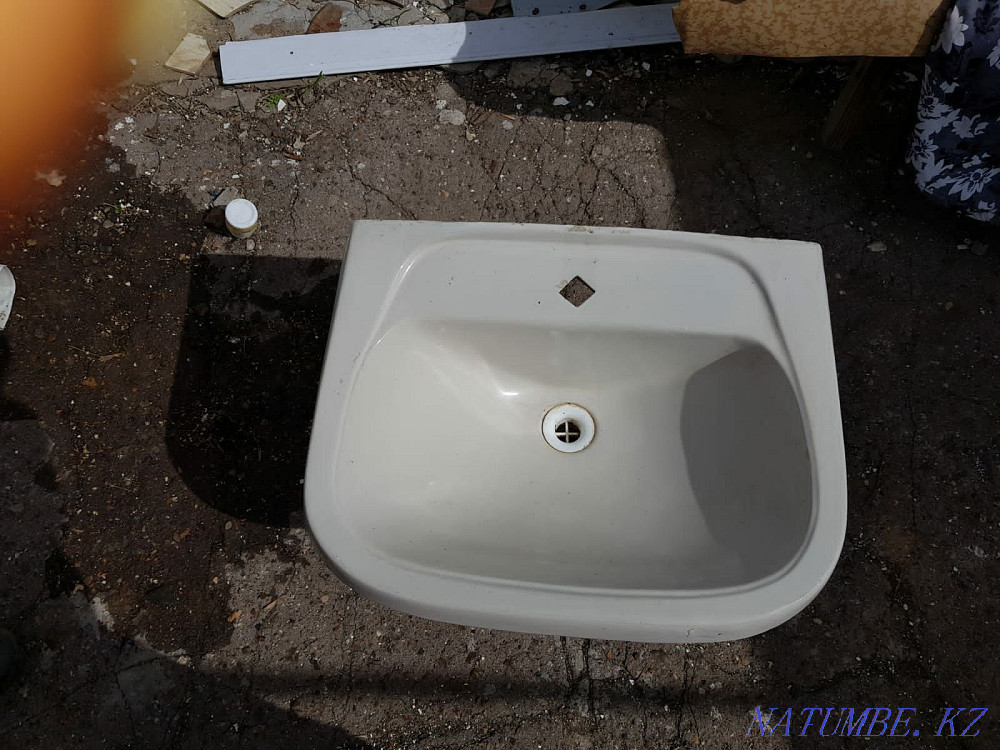 Bathroom sink Oral - photo 1