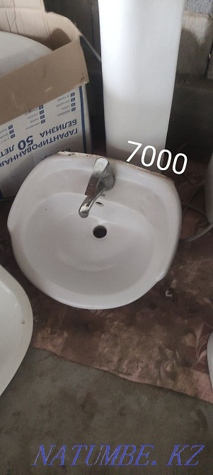 Selling a toilet. Tags yes bascalar.  - photo 4