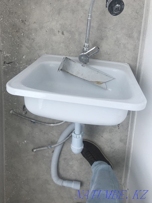 Раковина железная для кухни со сместителем  - изображение 1