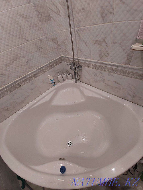 Өте жақсы жағдайда пайдаланылған үлкен акрил бұрыштық ванна сатылады.  Петропавл - изображение 1