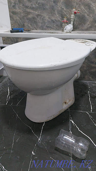 Унитаз б/у в хорошем состоянии сливной бачок разбился при демонтаже Алматы - изображение 1