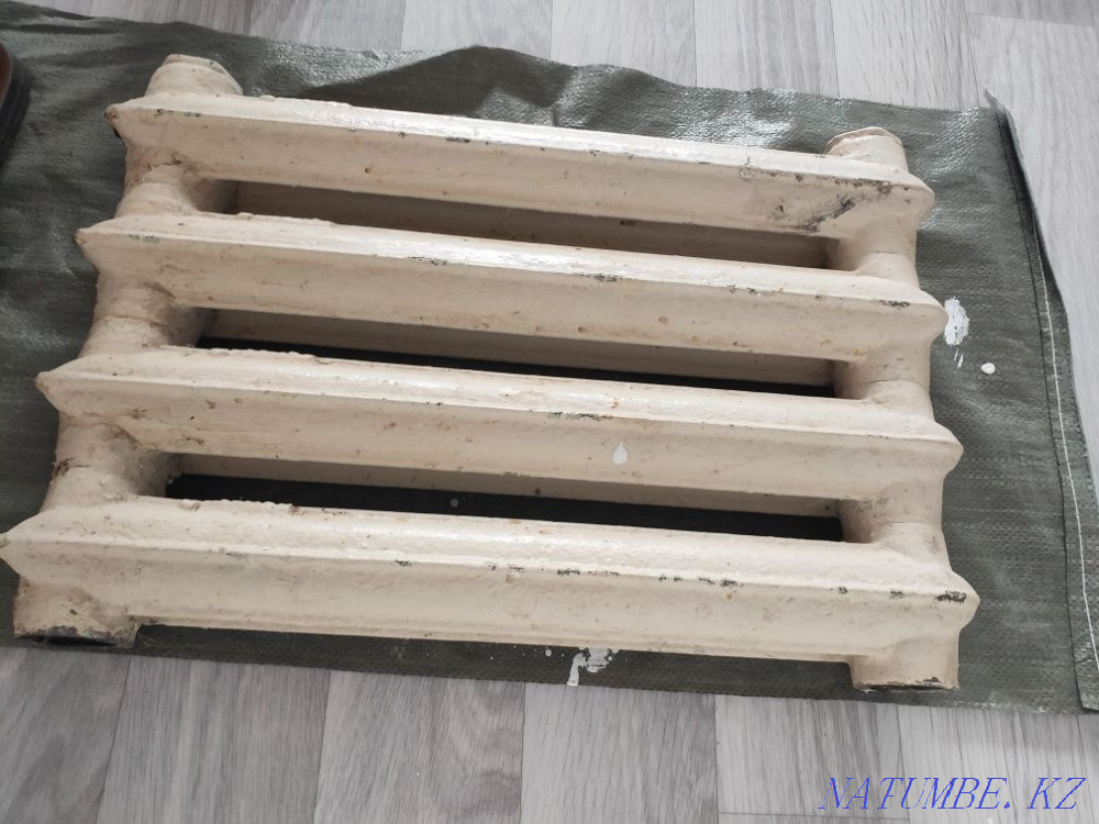 Продам батарею чугунную б/у в хорошем состоян 4 секции. За 6000 тенге. Усть-Каменогорск - изображение 1
