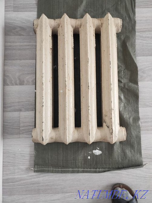 Продам батарею чугунную б/у в хорошем состоян 4 секции. За 6000 тенге. Усть-Каменогорск - изображение 3