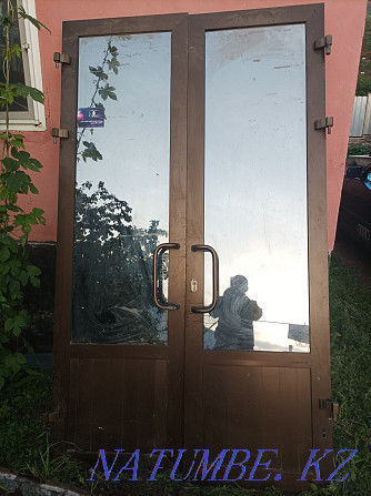 Продам окны из дерева и дверь из алюминия на 236 136  - изображение 1