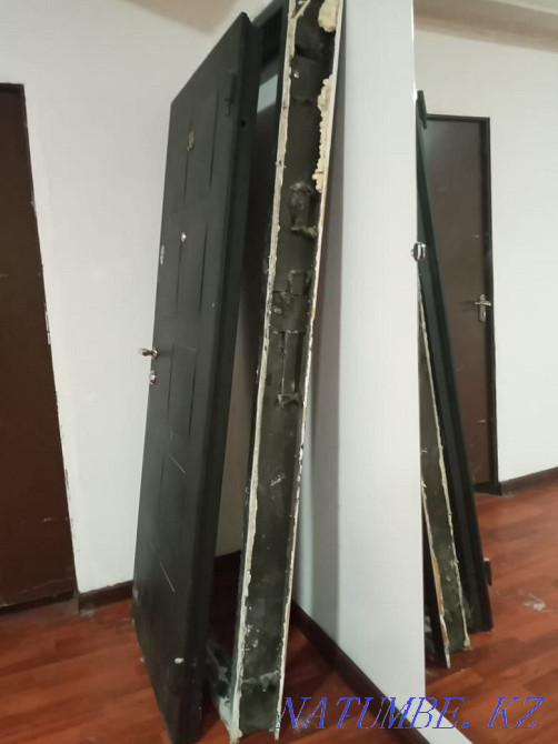 I will sell an iron front door in excellent condition inside wood veneer Almaty - photo 2