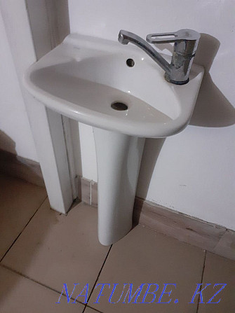 Sink with pedestal and faucet Oral - photo 2