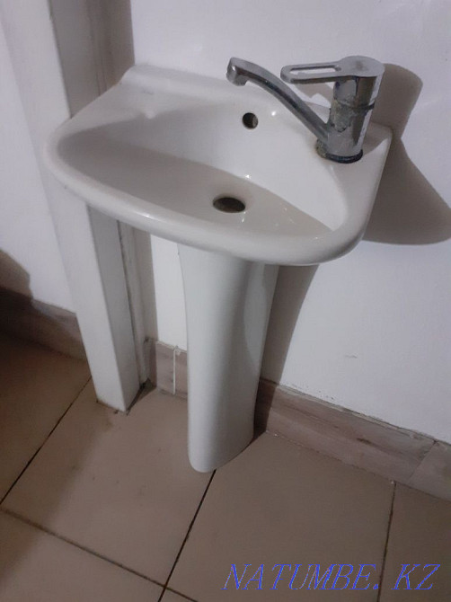 Sink with pedestal and faucet Oral - photo 2