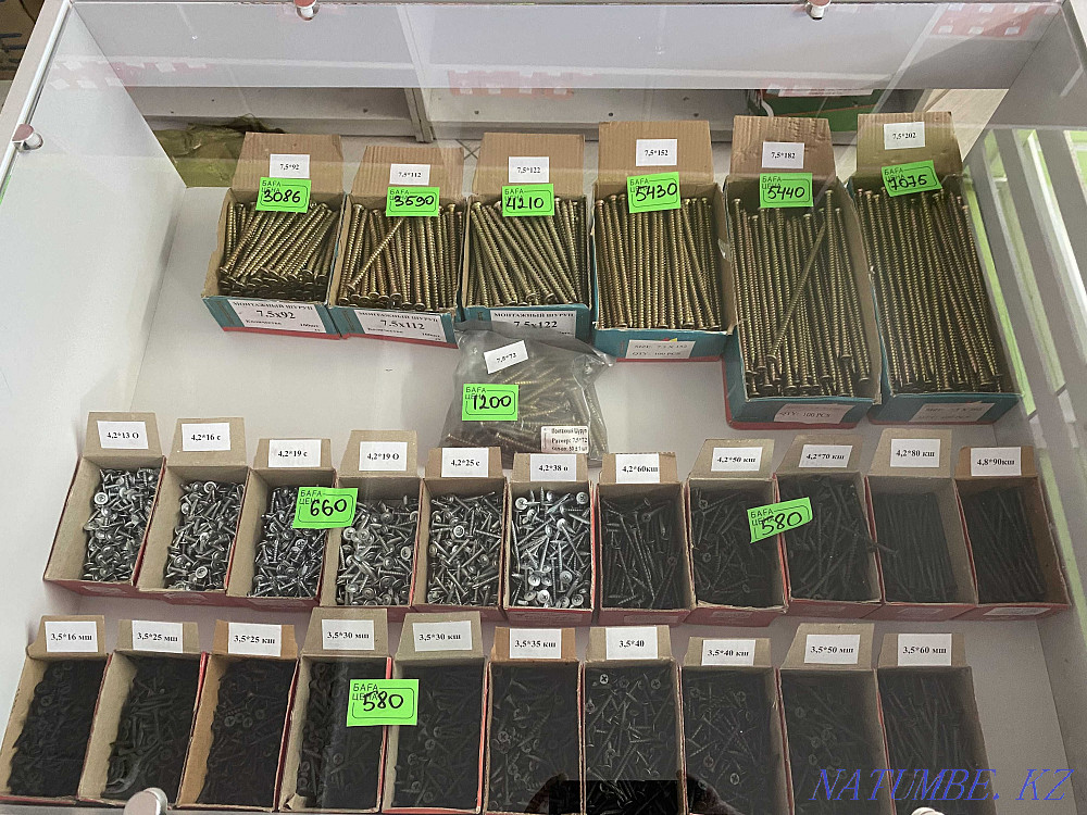 Screws, screws and hardware  - photo 1