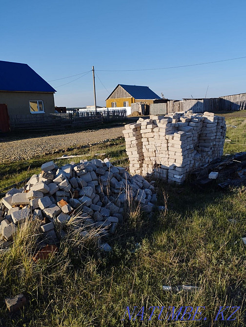 I will sell bricks bu red and white  - photo 1