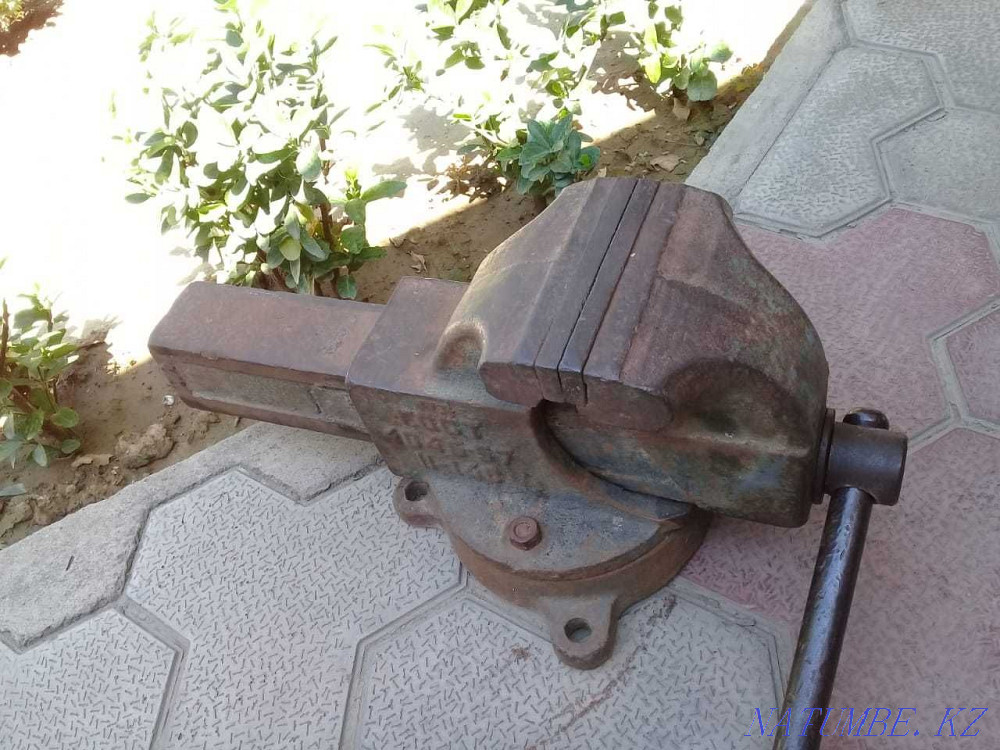 Тиски слесарные СССР Шымкент - изображение 1