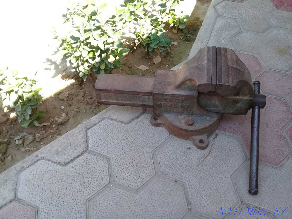 Тиски слесарные СССР Шымкент - изображение 2