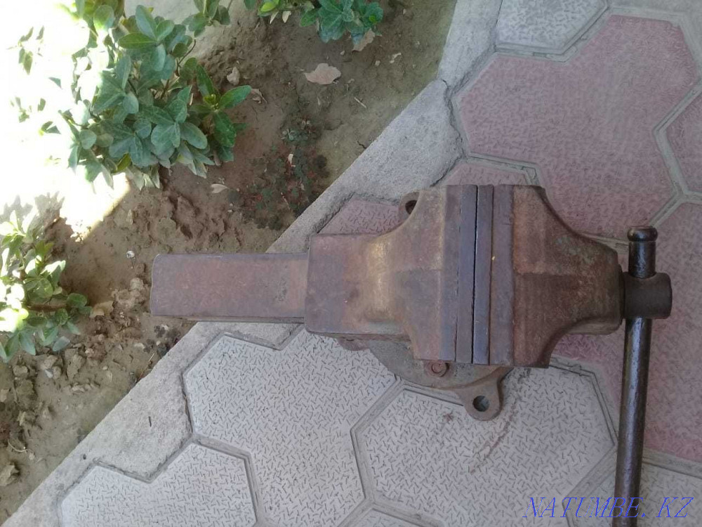 Тиски слесарные СССР Шымкент - изображение 3