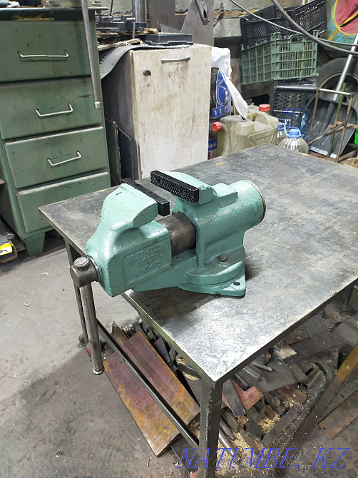 Тиски слесарные, поворотные. Рудный - изображение 1