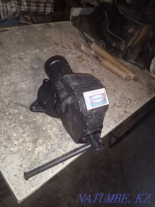 Тиски слесарный чугунный Усть-Каменогорск - изображение 1