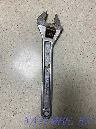 Ключ разводной, ключ трубный, молоток  - изображение 1