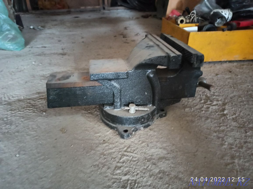 Тиски слесарные. Сатпаев - изображение 1