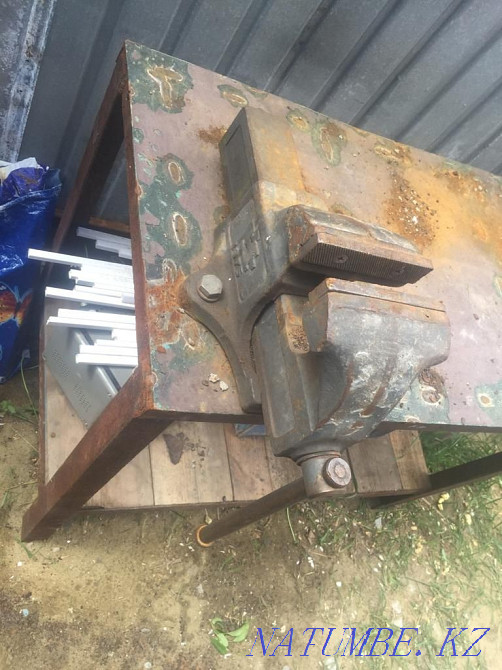 Слесарный стол с тесами. Костанай - изображение 1