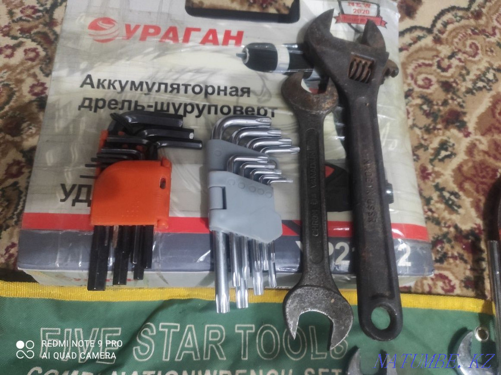 Set of keys and hexagons  - photo 2