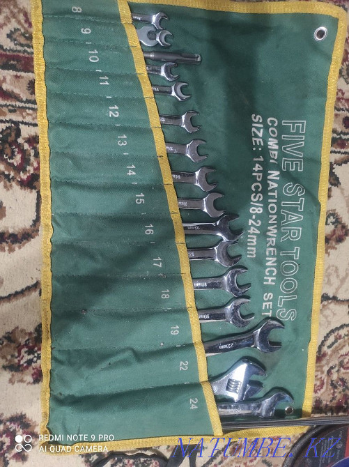 Set of keys and hexagons  - photo 1